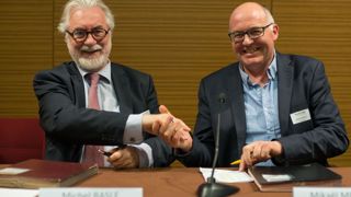 Signature de la convention de partenariat (De gauche à droite : Michel Baslé, adjoint au maire de la ville d’Angers, présidence de Plante & Cité — Mikaël Mercier, président de VAL’HOR) ©Luc Maréchaux. Signature de la convention de partenariat (De gauche à droite : Michel Baslé, adjoint au maire de la ville d’Angers, présidence de Plante & Cité — Mikaël Mercier, président de VAL’HOR) ©Luc Maréchaux.